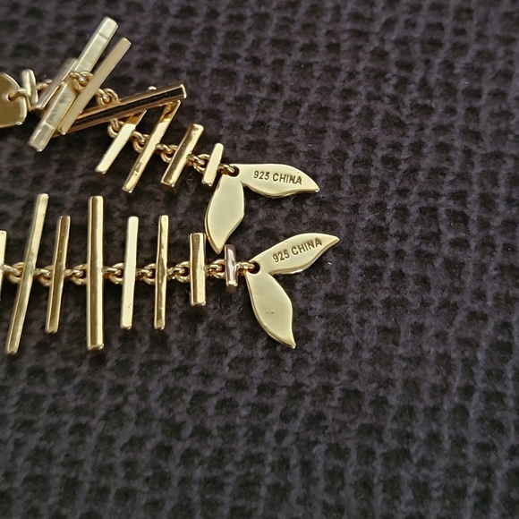 Rachel Zoe Gold💛 Fish🐠 Bone🦴 Earrings - NIB - Picture 8 of 15